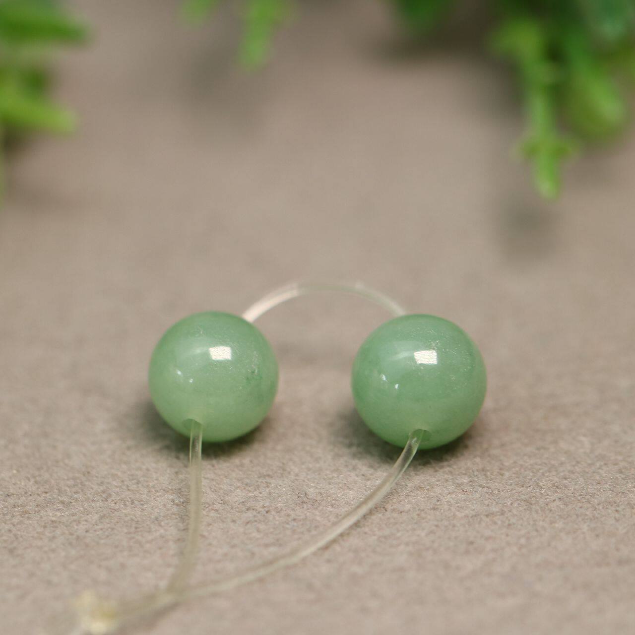 #8874 一对9.5MM冰种淡绿色天然A货翡翠圆珠子