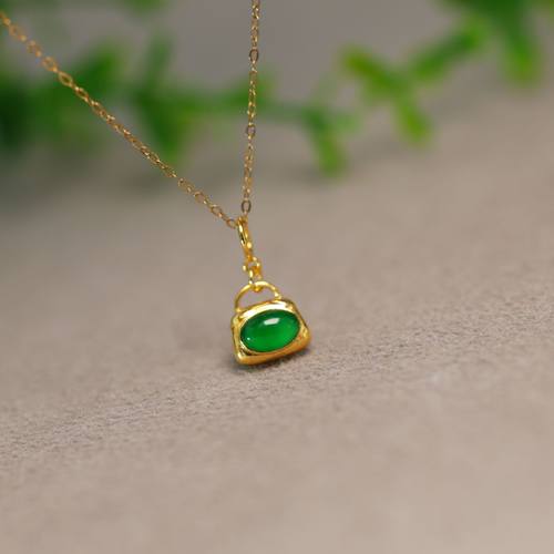 天然A货翡翠椭圆蛋面小锁吊坠