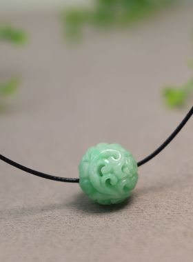 #I560果绿色天然A货翡翠镂空雕花圆珠子锁骨吊坠