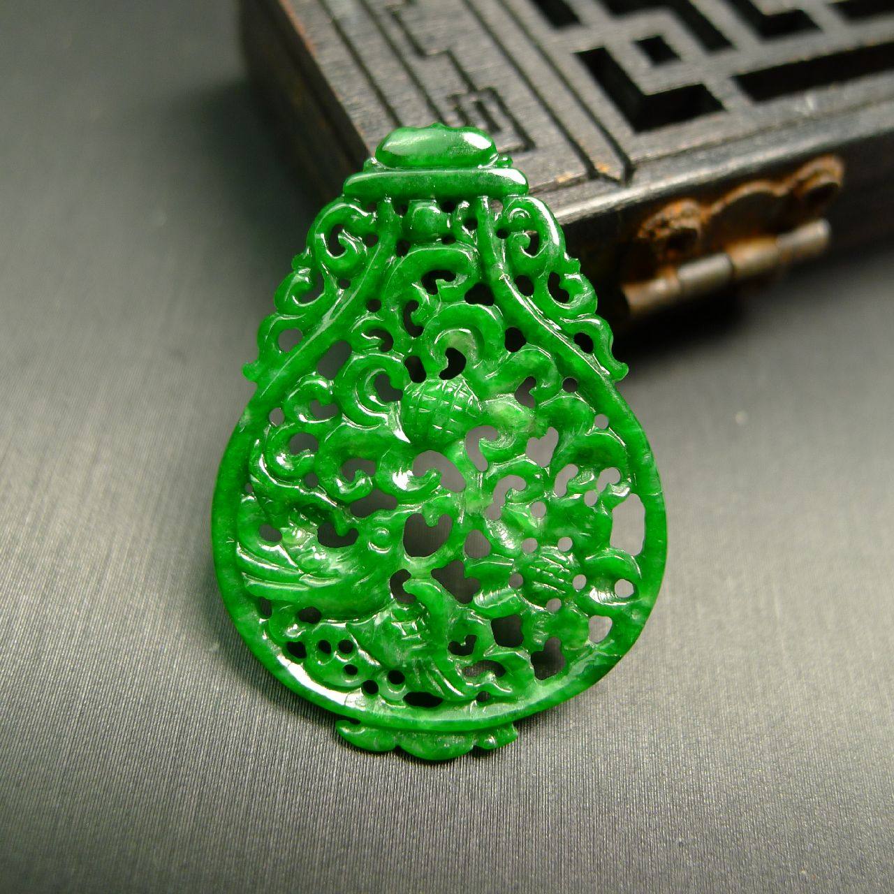 #0700满绿天然A货翡翠复古缕空雕喜上眉梢雕花花瓶吊坠花片