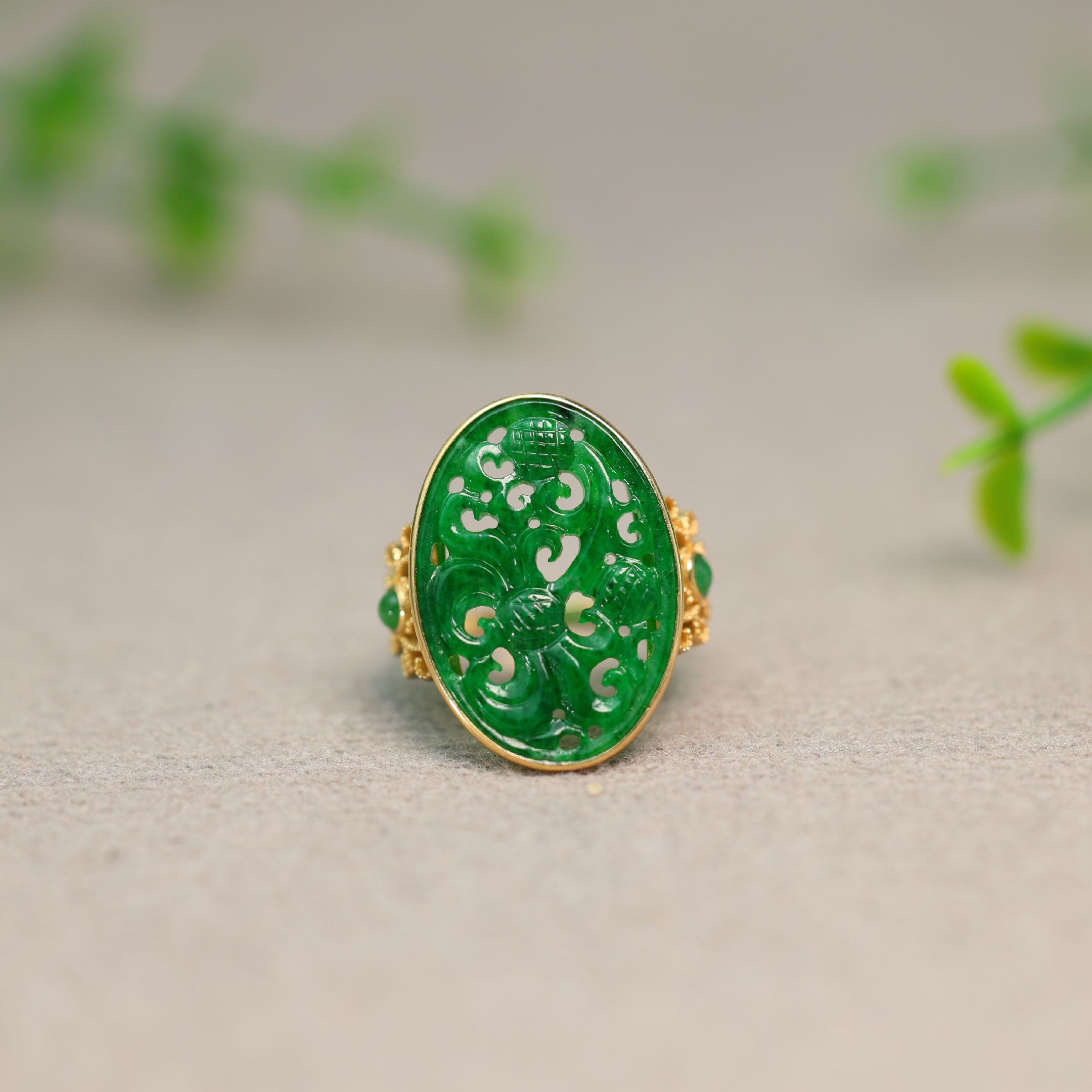 天然A货翡翠椭圆形雕花戒指