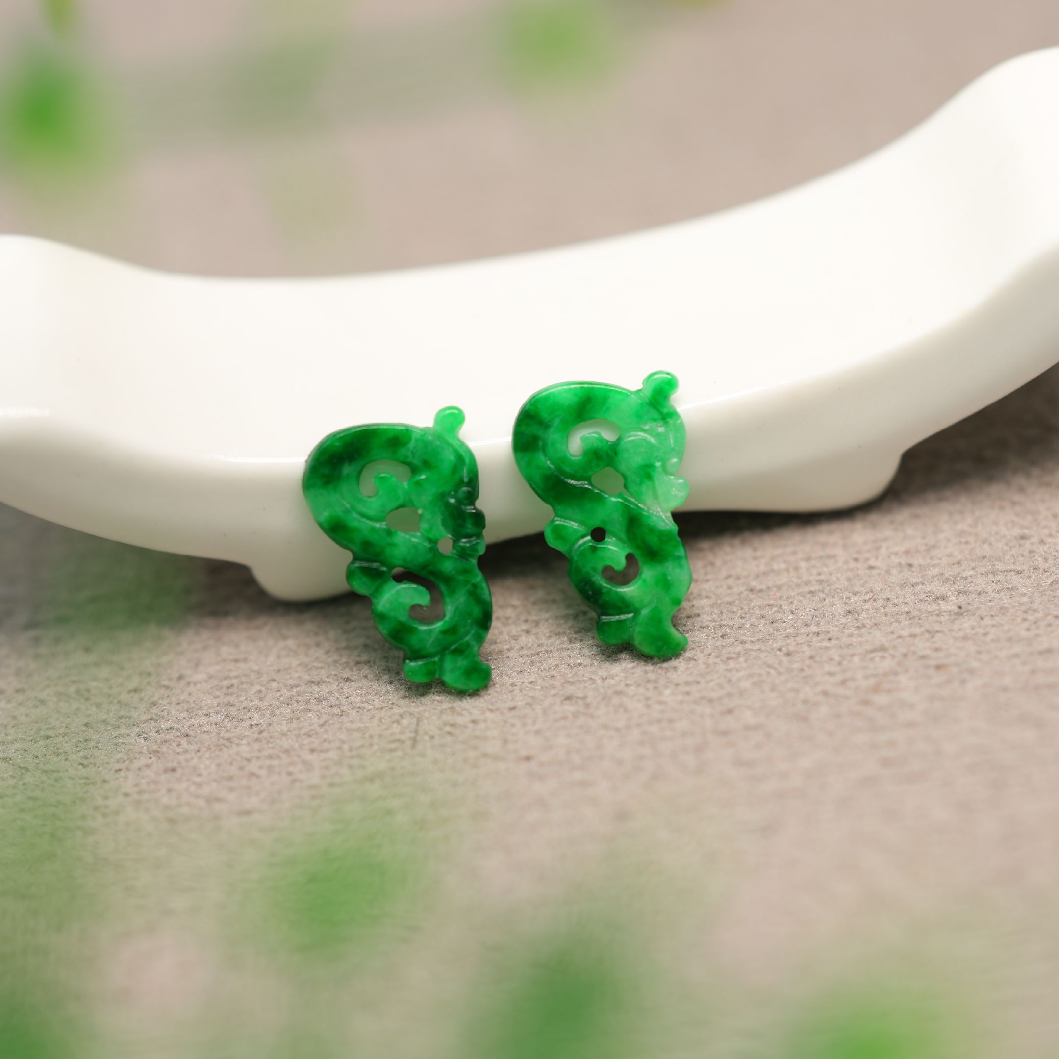 天然A货翡翠镂空龙吊坠花片