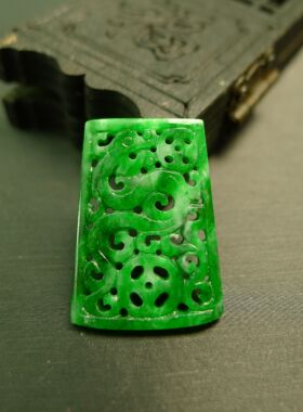 #9492 满色辣绿天然A货翡翠镂空古钱币龙纹吊坠花片