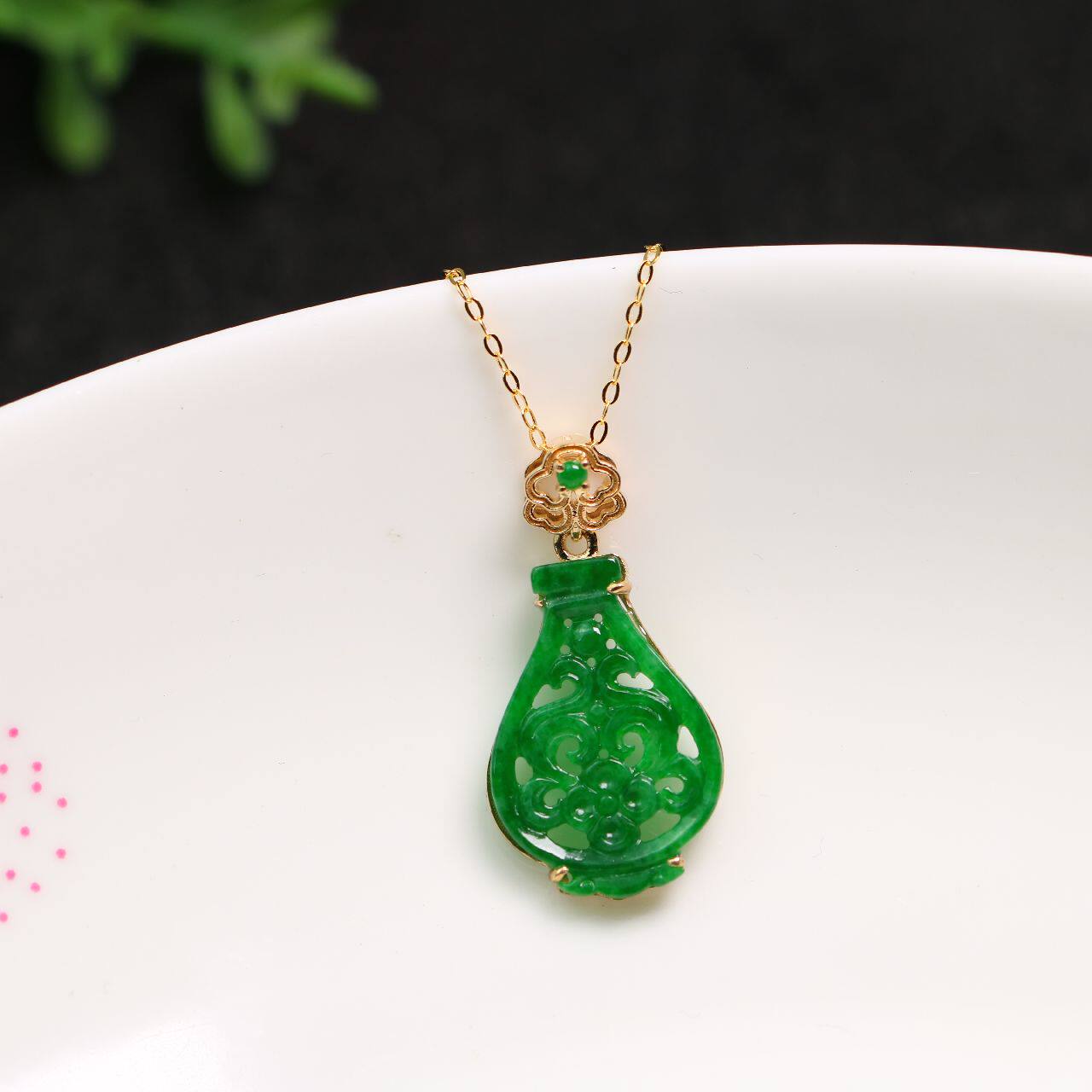 18K金冰绿翡翠蛋面镶嵌冰种满绿天然A货翡翠雕花花瓶锁骨吊坠  &nbsp;