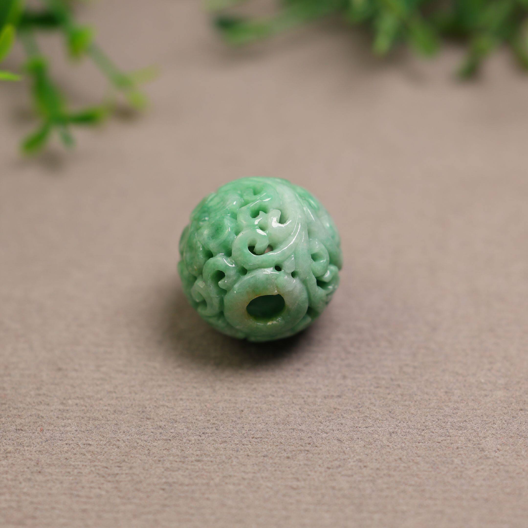 满色果绿天然A货翡翠镂空雕花大圆珠子 如意纹雕花佛珠顶珠