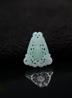 #I284冰糯底绿色天然A货翡翠复古镂空双龙捧寿三角形背云