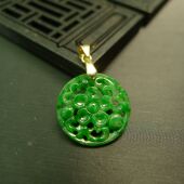 D720 满色辣绿天然A货翡翠镂空雕花圆牌锁骨吊坠