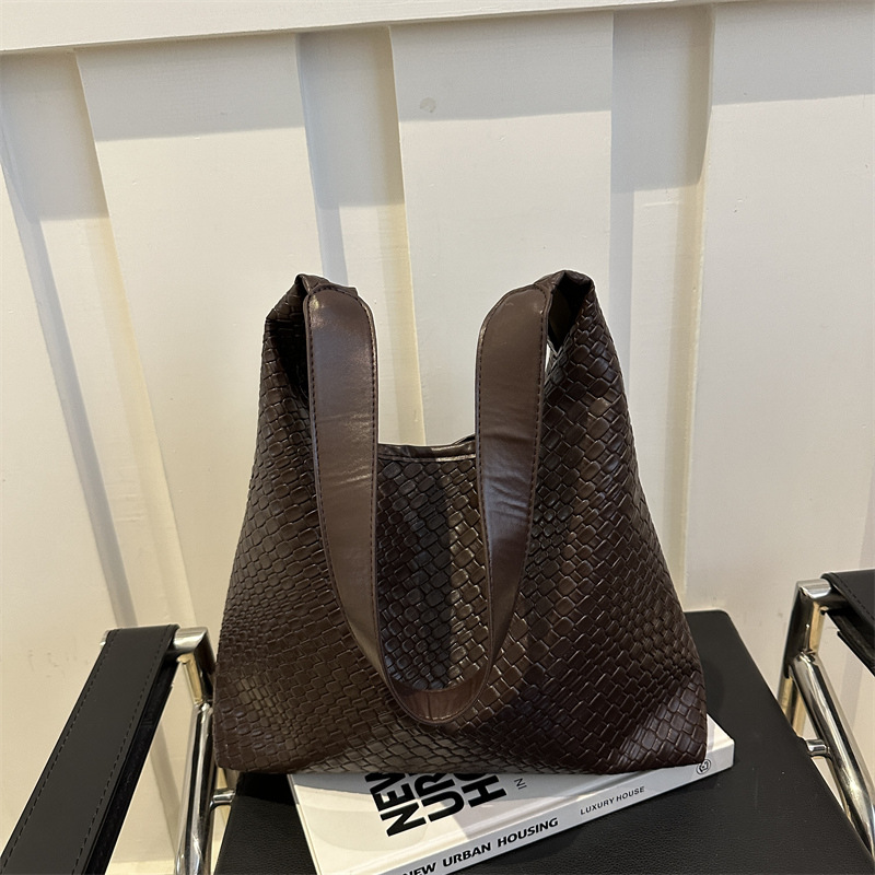 休闲复古大容量包包女2024新款流行爆款百搭洋气单肩包超火水桶包