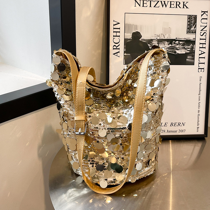 今年流行亮片小众设计包包2024新款女包百搭链条斜挎包单肩水桶包