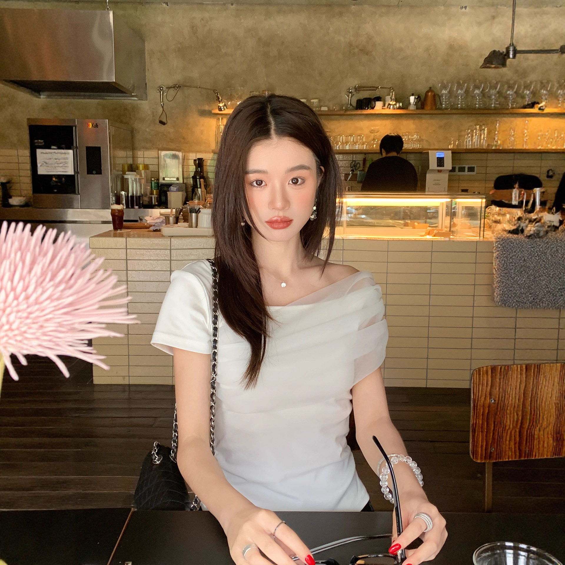 设计感白色欧根纱拼接温婉露肩修身T女士上衣