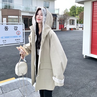 搭配2026浅卡其色蕾丝连帽风衣女中长款时尚通勤洋气外套大码档次