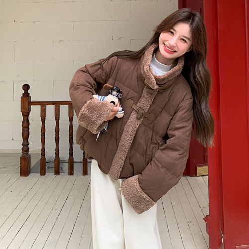 美拉德风羊羔毛拼接羽绒服女短款牛角扣90绒保暖外套2026宽松高级