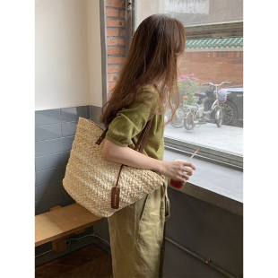 许大晴推荐 包包玉米皮编织包海边度假草编包百搭大容量单肩包女 款