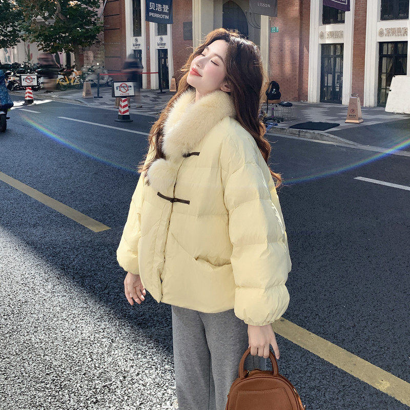 可拆卸毛领奶黄短款面包服女减龄