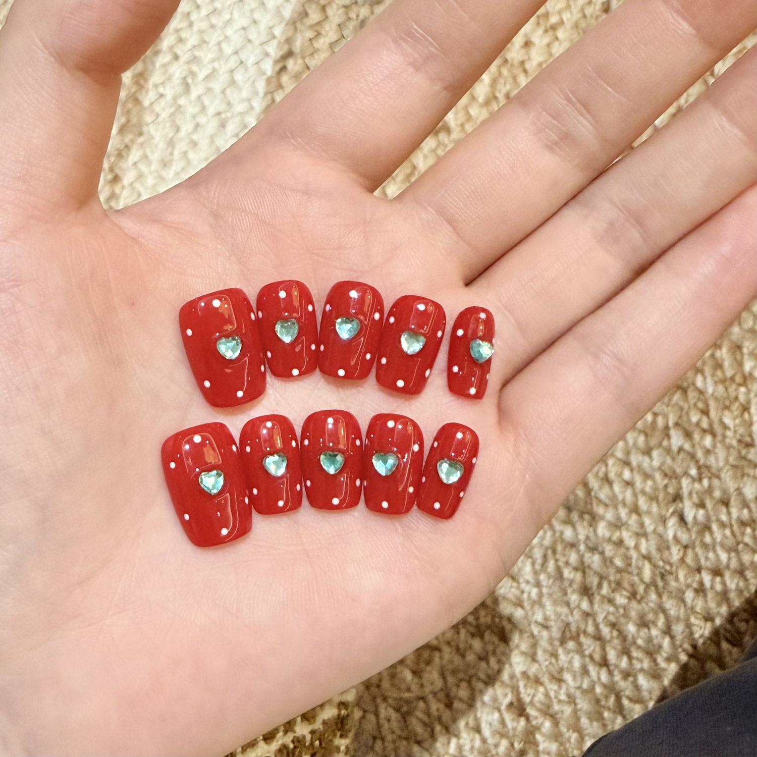 复古正红波点蓝爱心钻短方穿戴甲