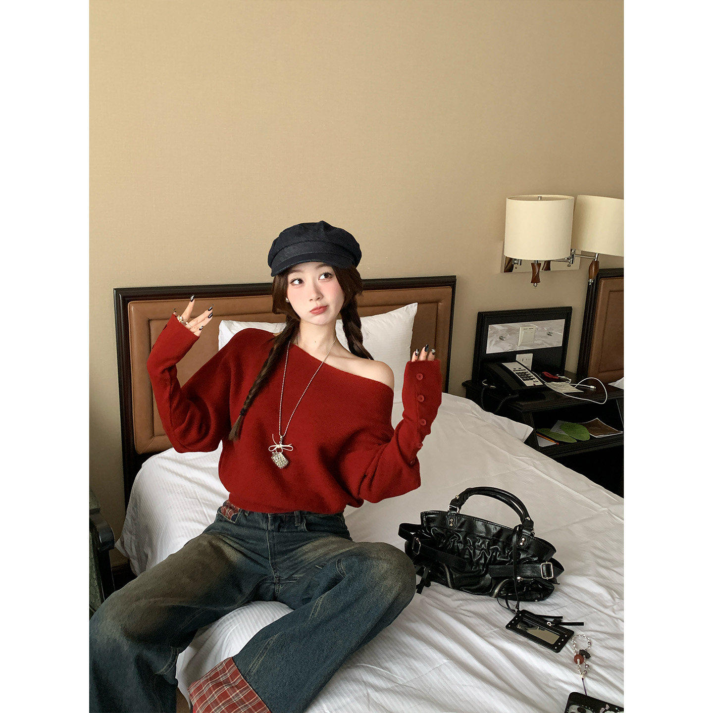 苏三三 巨好看的斜肩上衣2025新款新年穿搭红色针织衫女露肩毛衣