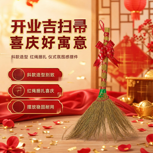 小扫把斜款捆红绳桌面点缀摆件