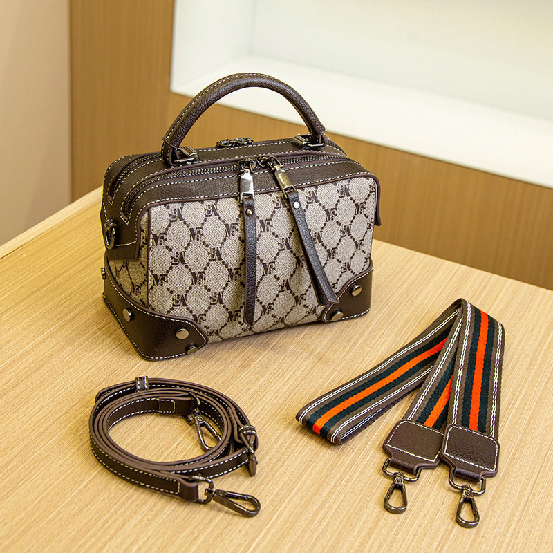 新品方盒子包宽肩包潮流小包时尚女包复古欧美小方包撞色手拎包包,运动包/户外包/配件,单肩包,淘宝优惠券,粉丝福利购,淘宝优惠卷