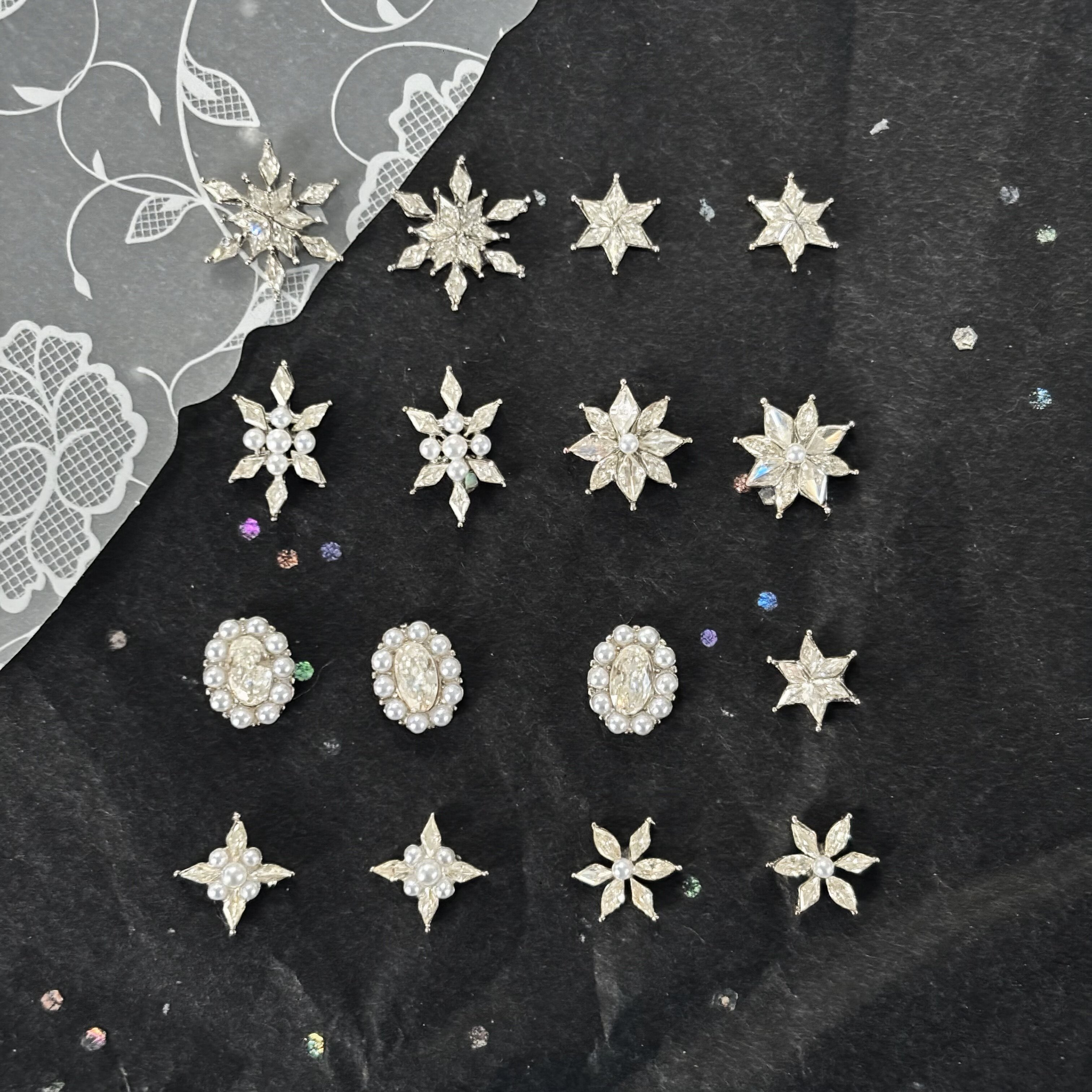 菱形雪花美甲钻合金镶钻珍珠精美冰透爆闪2026冬天新款轻奢穿戴甲