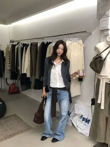 SJia【SOOEI】韩女素人穿搭深灰针织开衫内搭衬衫水洗牛仔裤soei