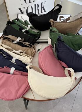 四季款轻便饺子包斜挎包单肩包女