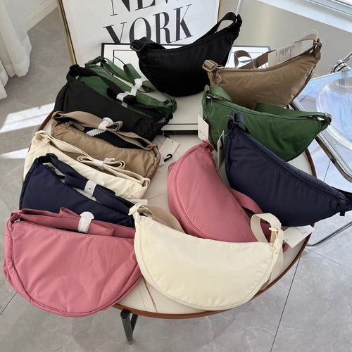 四季款轻便饺子包斜挎包单肩包女