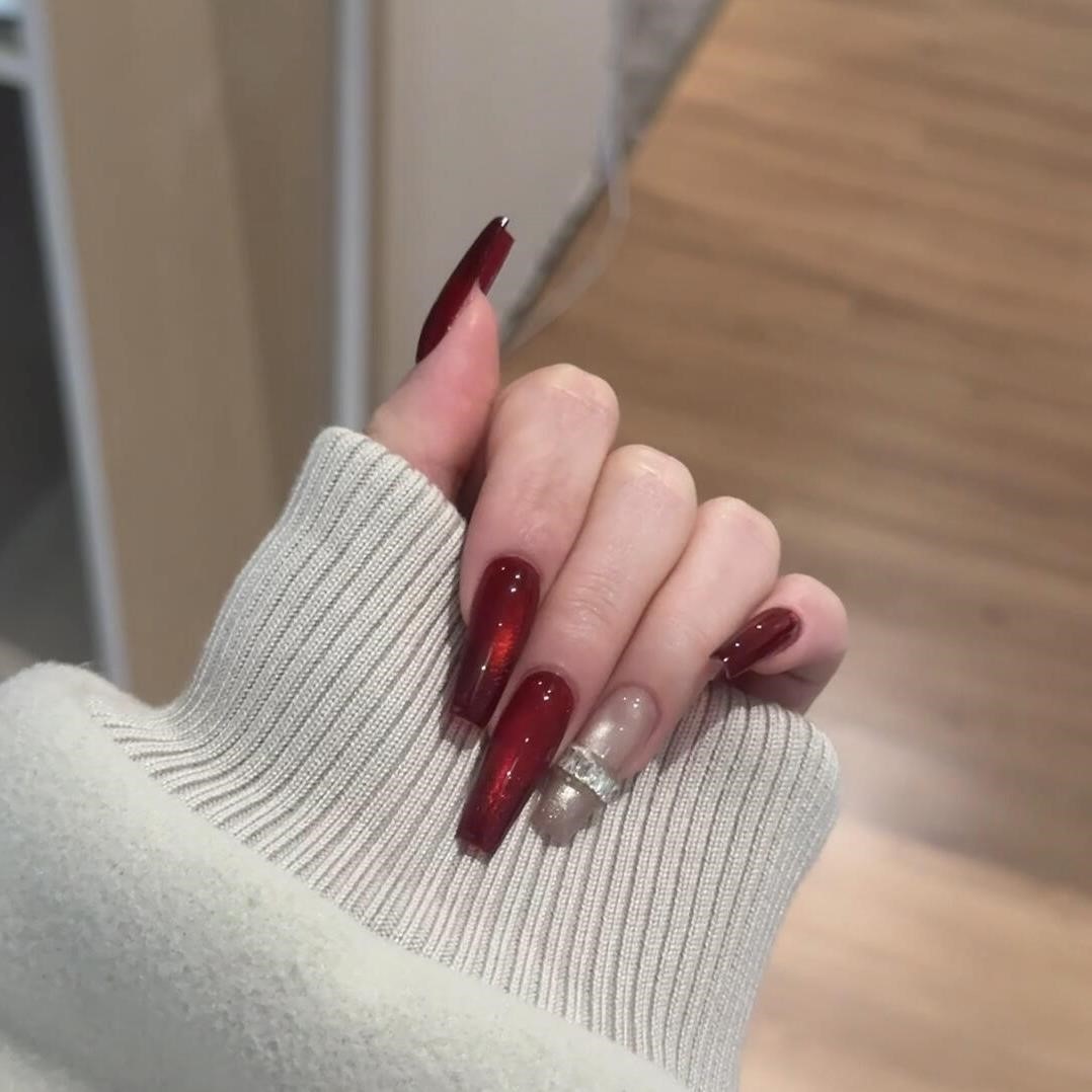 新年新款中长款纯色酒红色猫眼性感显白美甲贴片锆石美甲,彩妆/香水/美妆工具,穿戴甲/甲片,淘宝优惠券,粉丝福利购,淘宝优惠卷