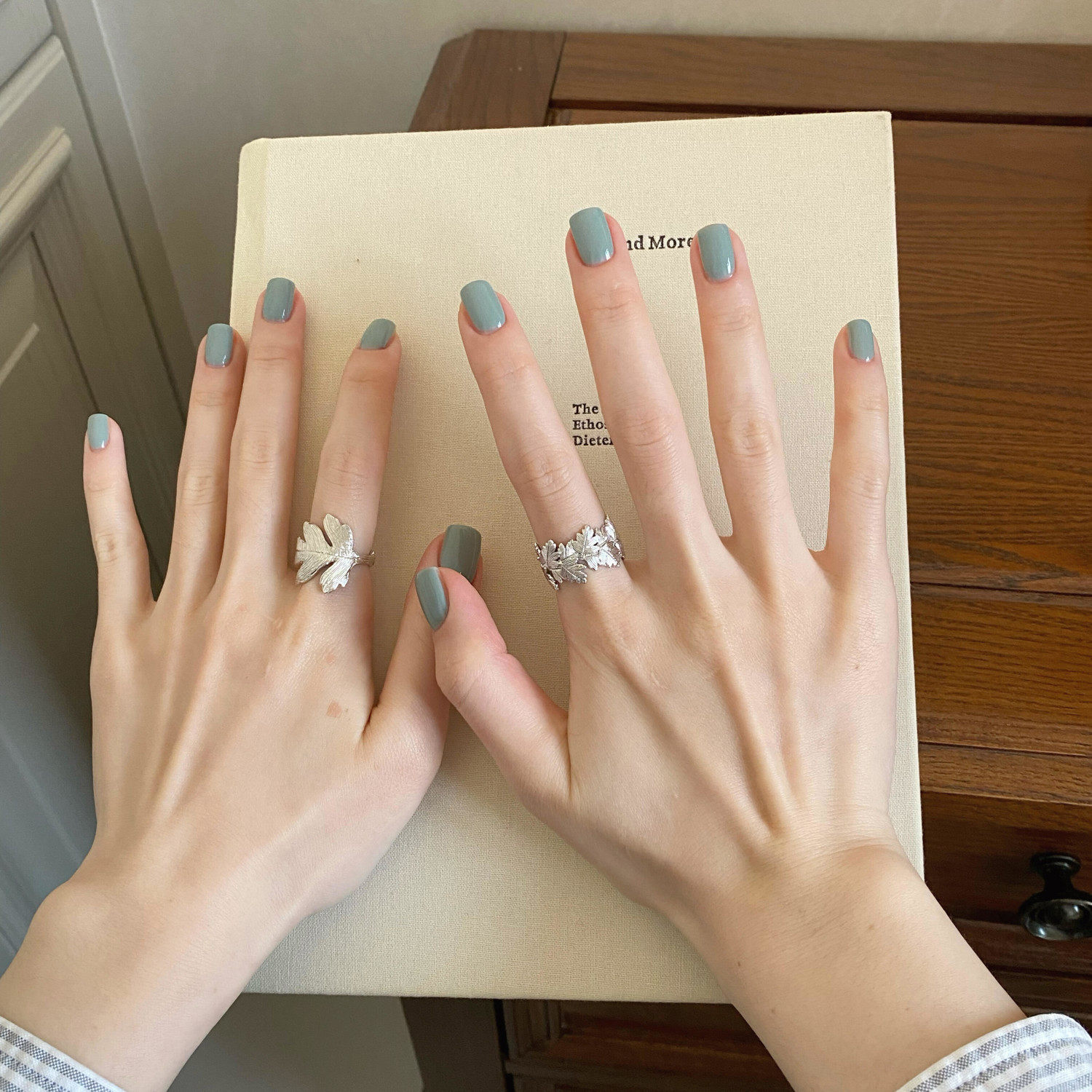 穿戴甲2026年新款高级感显白蓝色纯色中短款裸色手工美甲假指甲