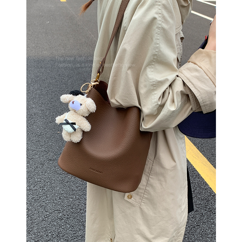 秋冬小众复古水桶包包女2025新款单肩斜挎包高级感棕色通勤托特包