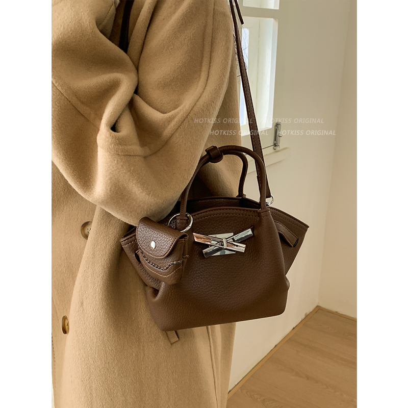 小众复古手拎云朵包包女2025新款秋冬单肩包高级感通勤斜挎水桶包