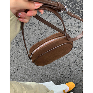 高级感复古斜挎小包包女式2025新款秋冬单肩包精致超火棕色小圆包