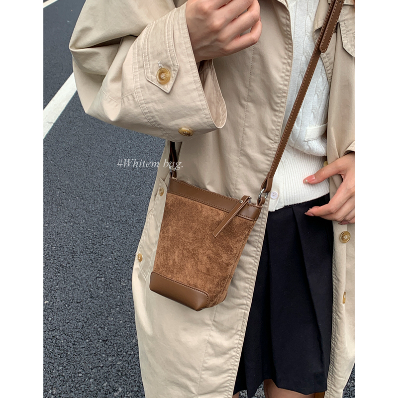 今年流行复古小包包女式2025新款秋冬斜挎手机包高级感棕色水桶包