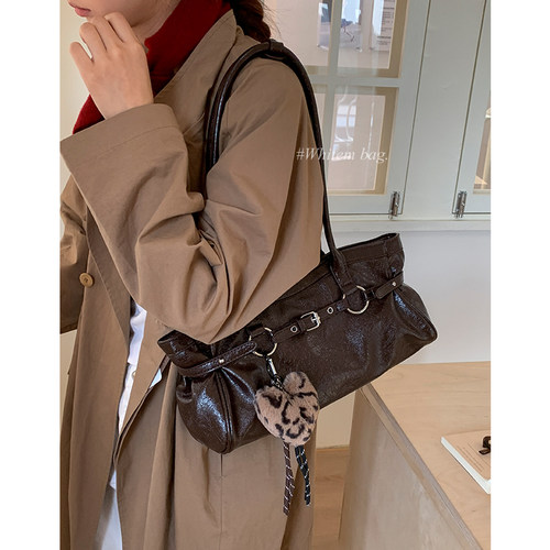 高级质感复古油蜡皮包包女2025新款秋冬单肩腋下包时尚百搭法棍包