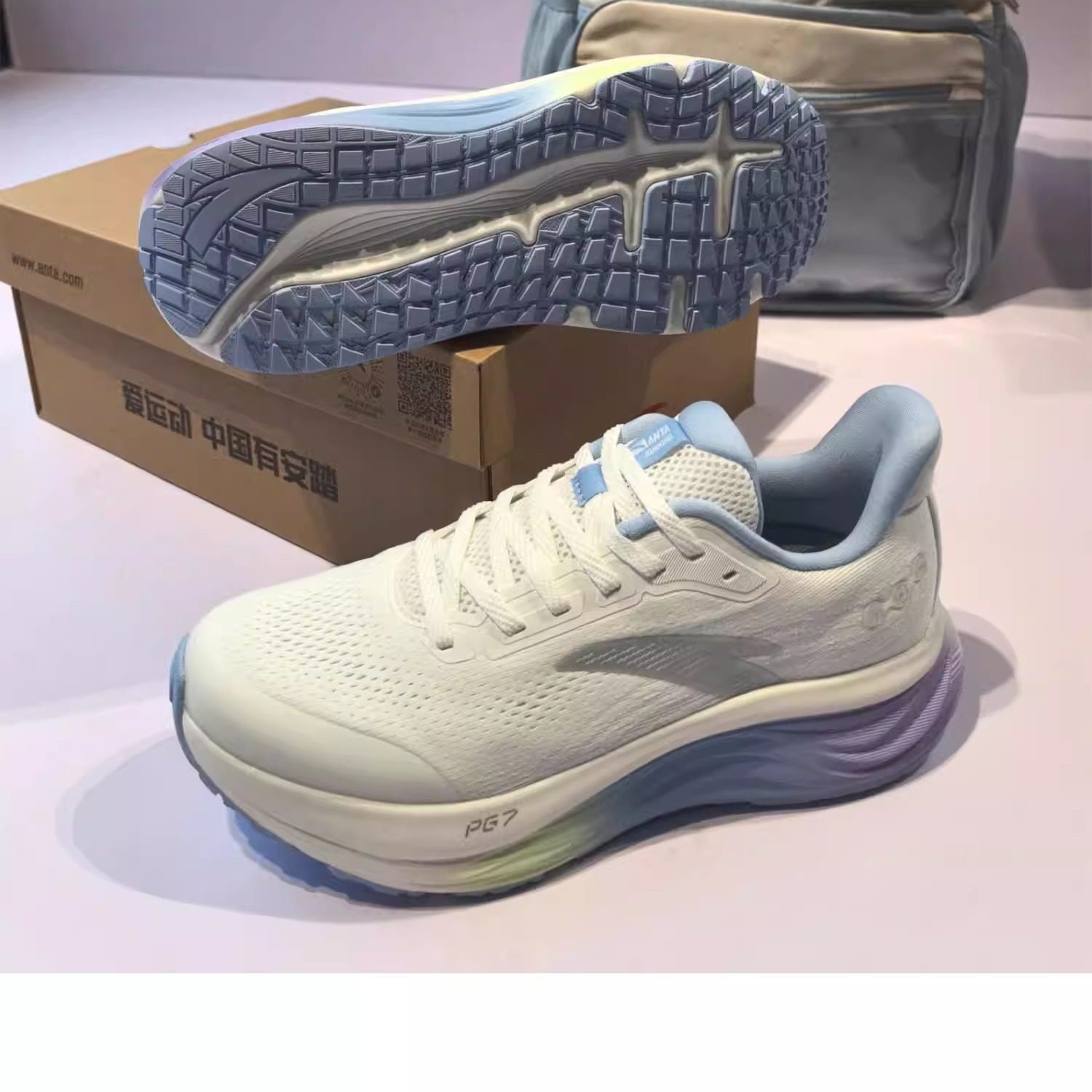 安踏旅步V2丨 PG7缓震轻便女子跑鞋冬季新款通勤运动鞋122615546
