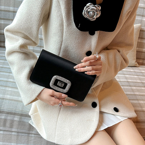 RV链条包黑色缎面水晶扣小方包