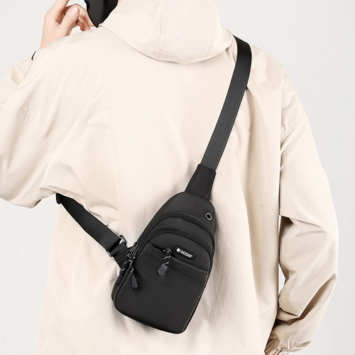 男士胸包迷你小背包时尚手机包男