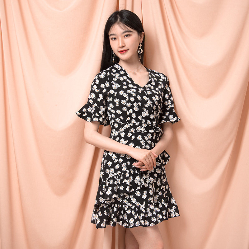 2025年春季新款小雏菊雪纺连衣裙女收腰显瘦气质V领碎花荷叶边裙