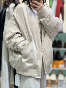 轻奢意大利欧货原创设计宽松百搭棒球服款鹅绒羽绒服醋酸缎面