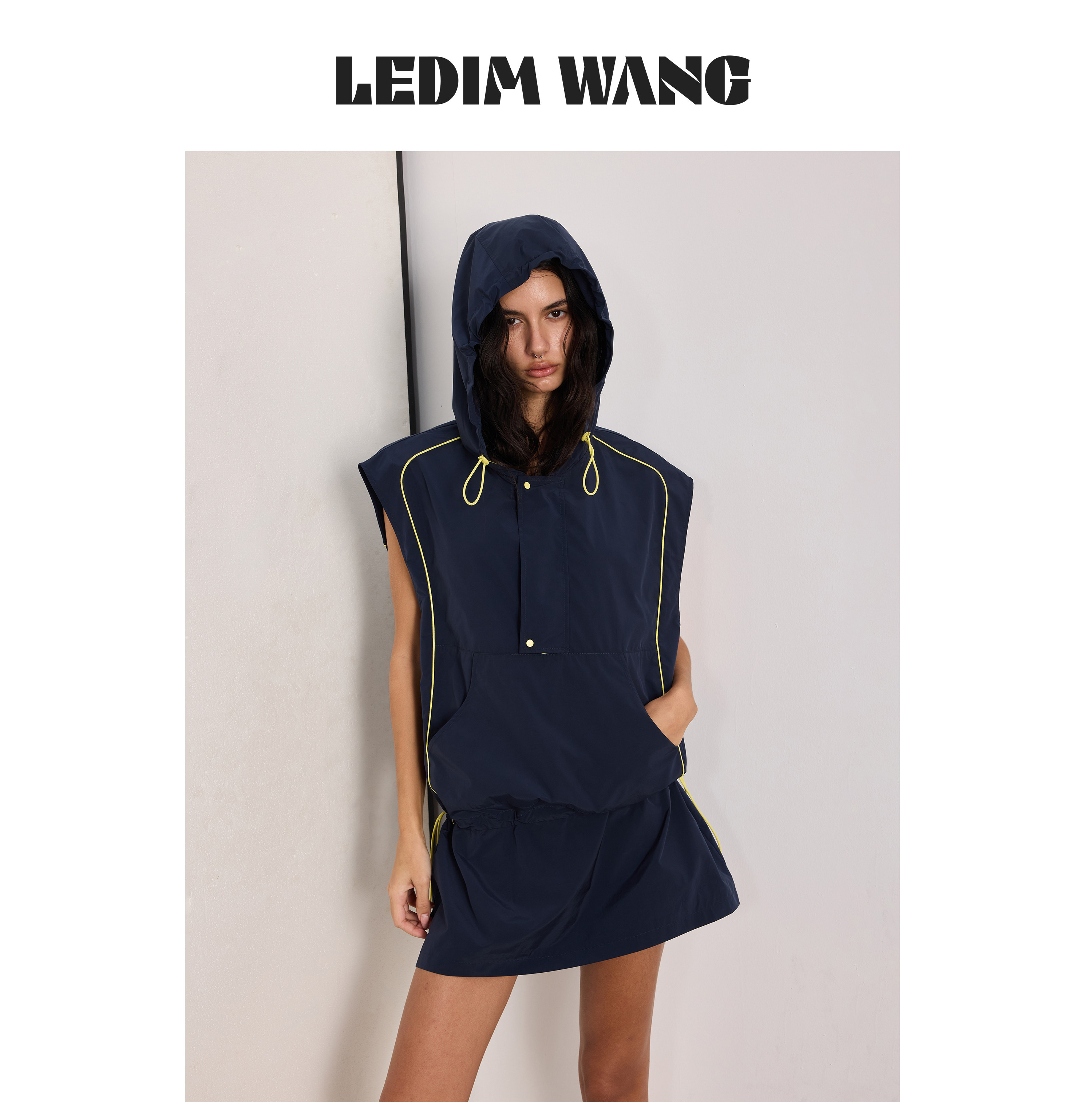 LEDIM WANG时尚运动藏蓝色连帽收腰连衣裙26春夏新款休闲气质短裙