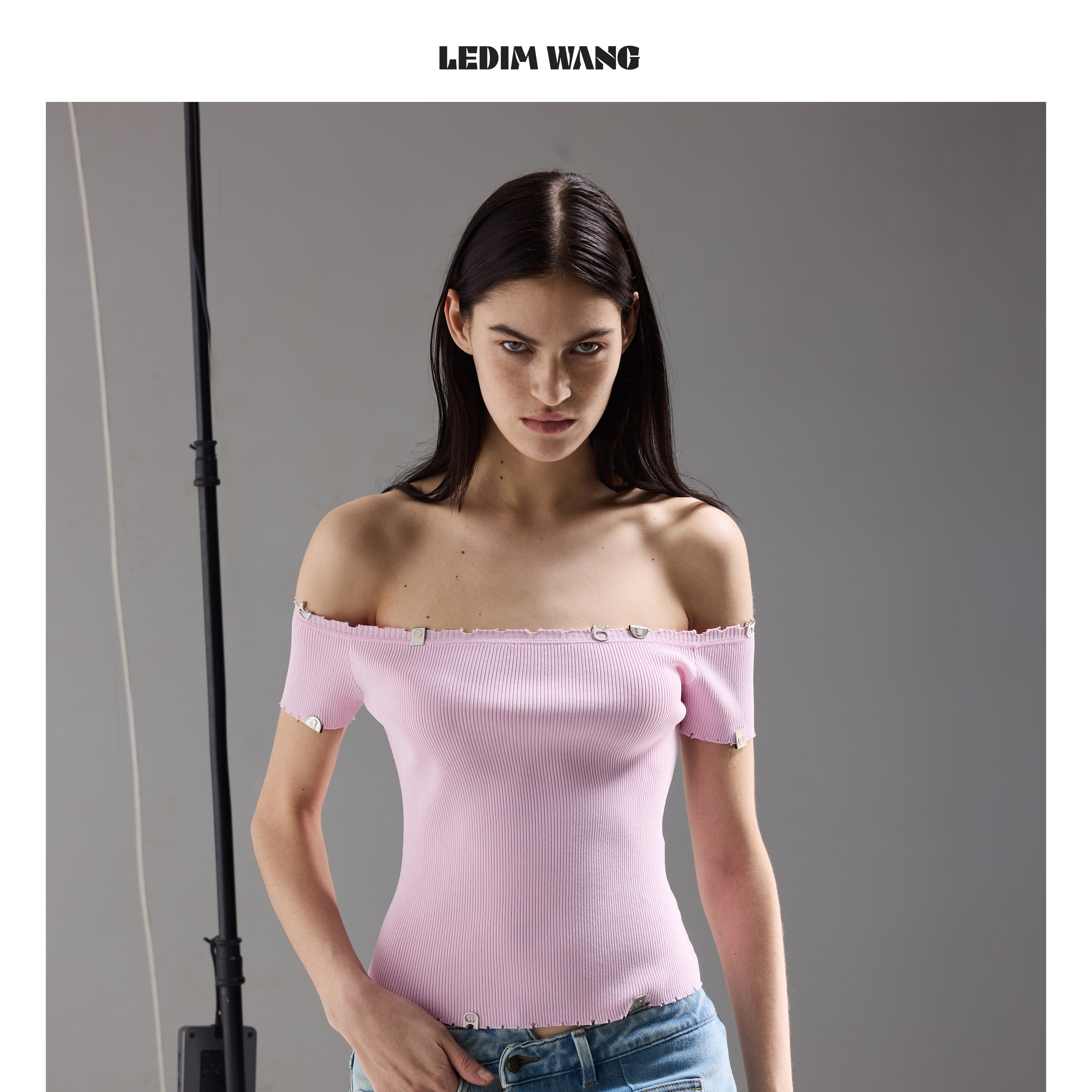LEDIM WANG一字肩金属夹片T恤女2026春夏新款樱花粉修身针织短袖