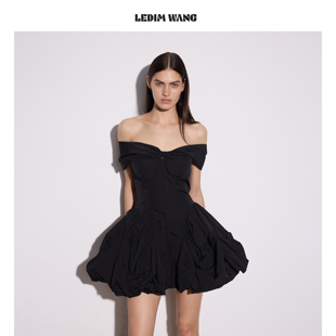LEDIM WANG一字肩褶皱泡泡连衣裙女黑色A摆收腰短裙2026早春新款