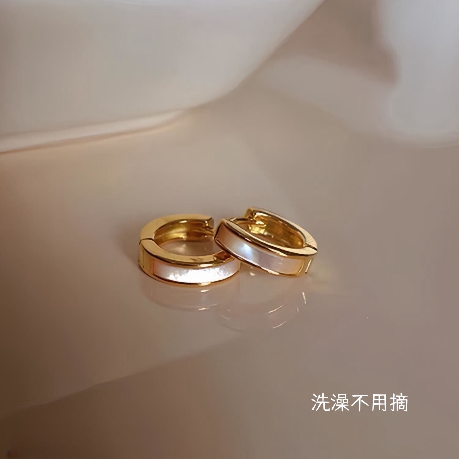 【钛钢不掉色】白贝母简约高级圈圈耳环贝壳光泽感闺蜜小耳扣ins
