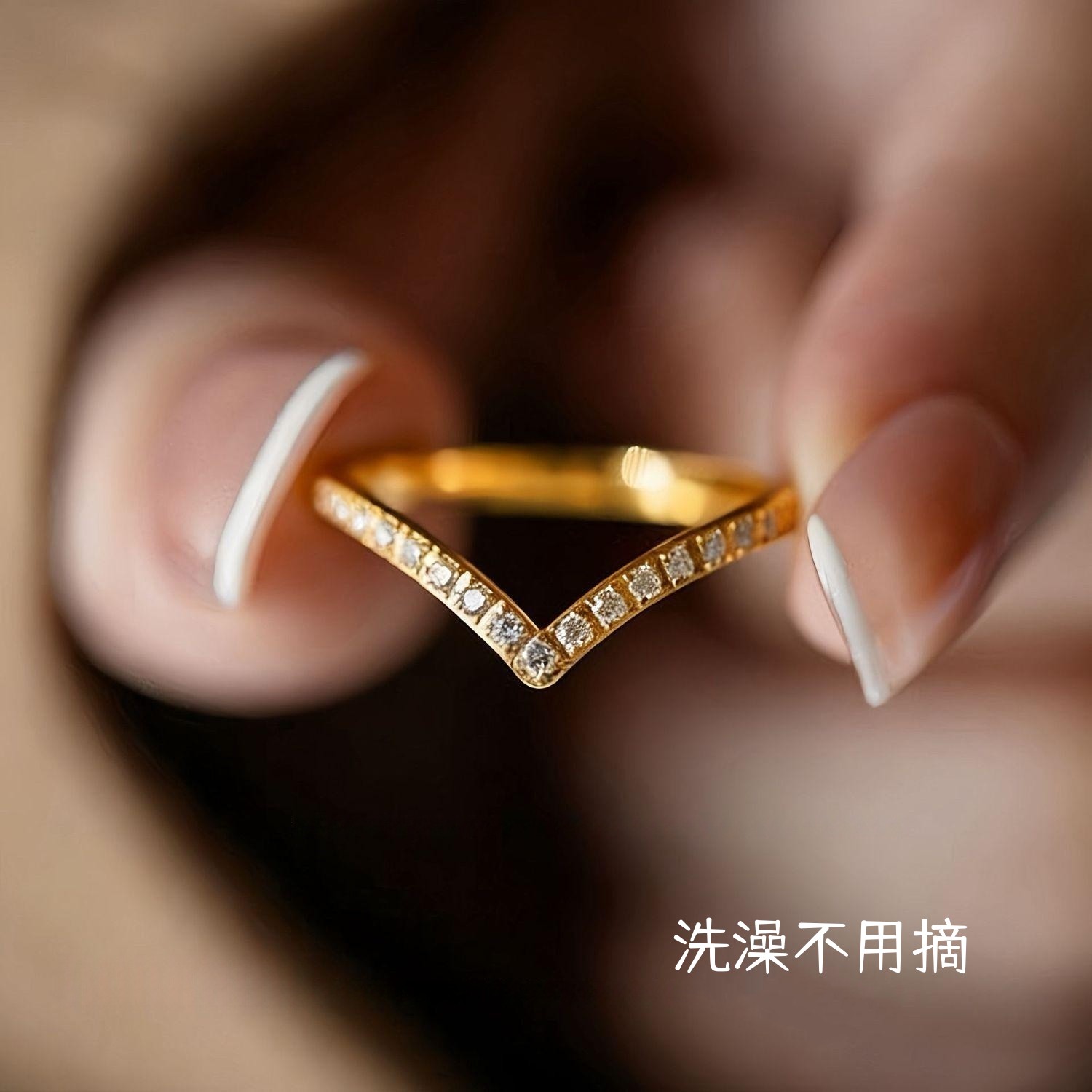 钛钢小皇冠镶钻V形排满天星戒指图片