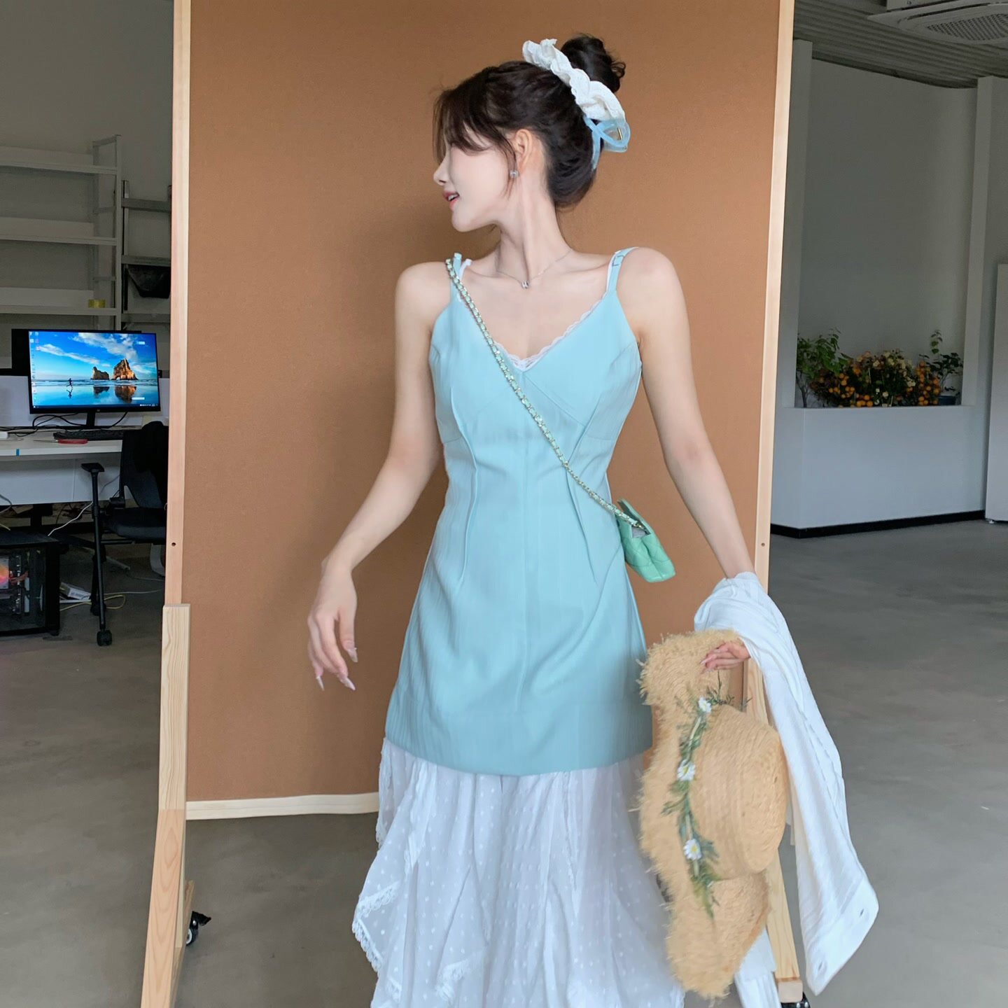 陈六六CHENLIULIU【春野绮境】甜美风吸睛极简风吊带中长款连衣裙