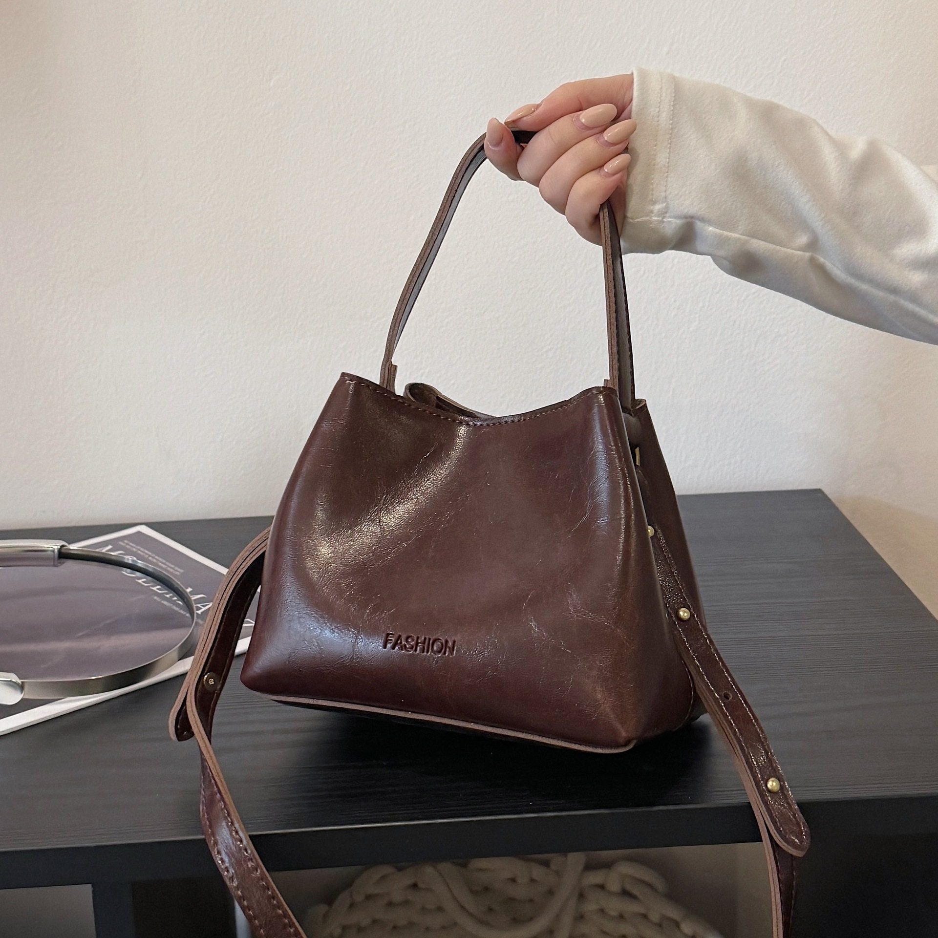 高级感水桶包女2026新款小众设计大容量复古油蜡皮单肩斜挎手提包,箱包皮具/热销女包/男包,水桶包,淘宝优惠券,粉丝福利购,淘宝优惠卷