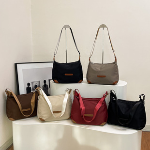 时尚百搭轻便简约大容量单肩包女士外出通勤旅游高品质尼龙斜挎包