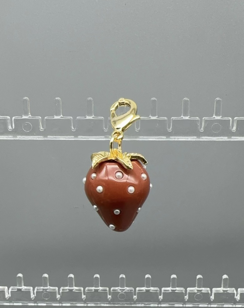 棕红色大草莓拉链扣包挂件