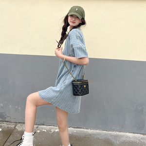 洋气减龄蓝色v领牛仔裙女夏季2025新款韩版显瘦今年流行的连衣裙图片