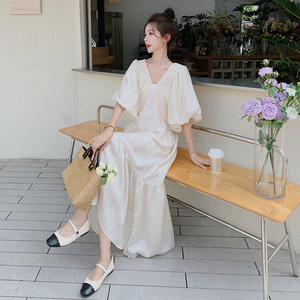 高级感露背灯笼袖白色连衣裙女夏2025新款宽松慵懒风情万种长裙仙图片