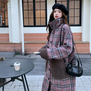 格纹羊羔毛拼接毛呢外套女秋冬超火好看高级小众中长加厚呢子大衣,果绿风衣怎么搭配图片